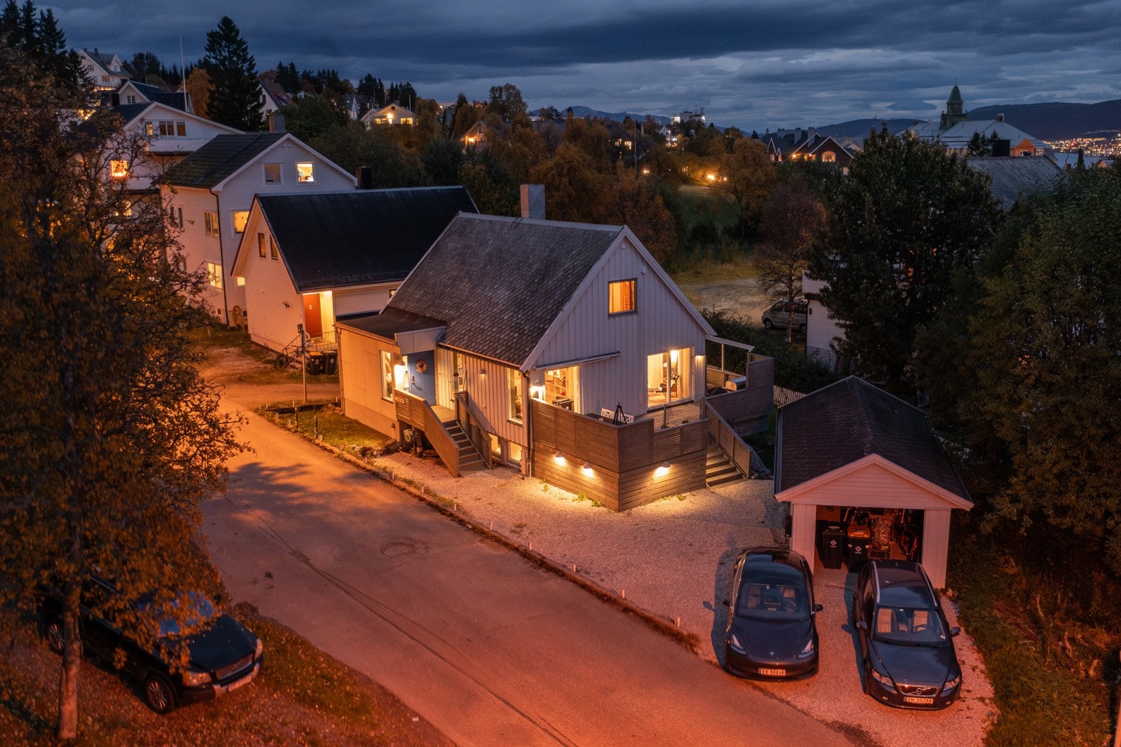 Veien er enveiskjørt og området preges i all hovedsak av spredt villa-bebyggelse Galleribilde