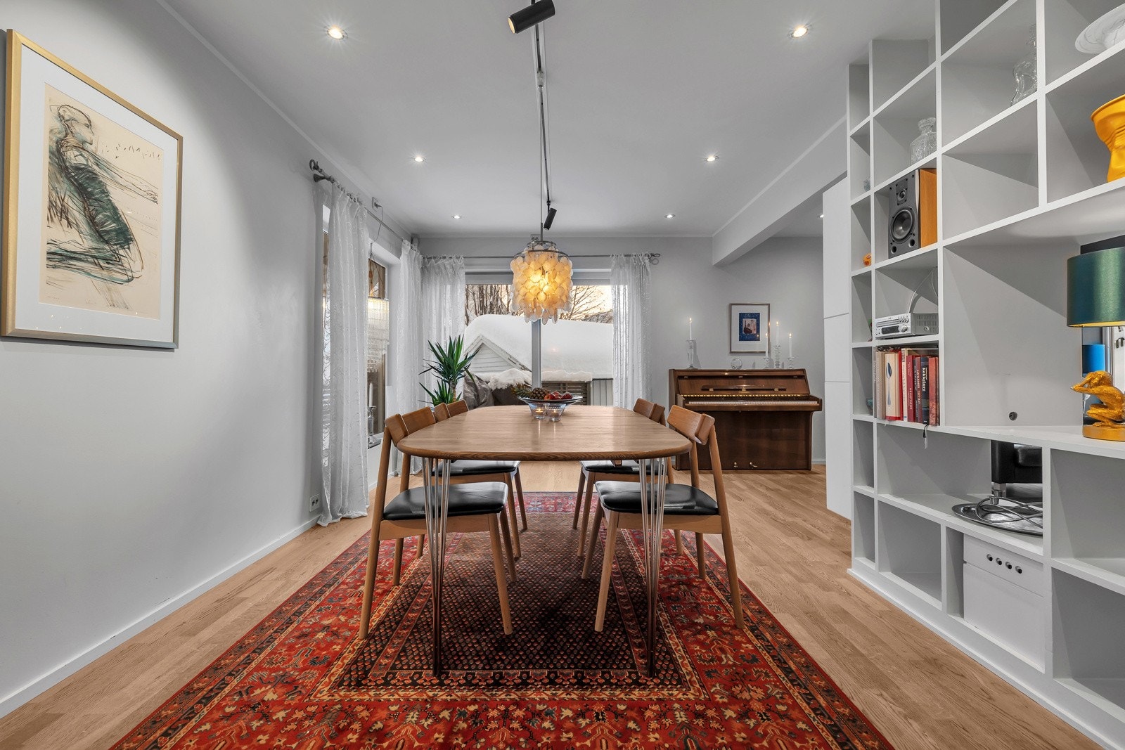 Spisestua har sin naturlige plass ved kjøkkenet Galleribilde