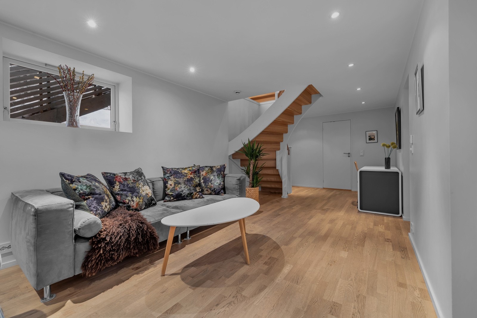 Stua er fin og åpen på ca. 23m2 Galleribilde