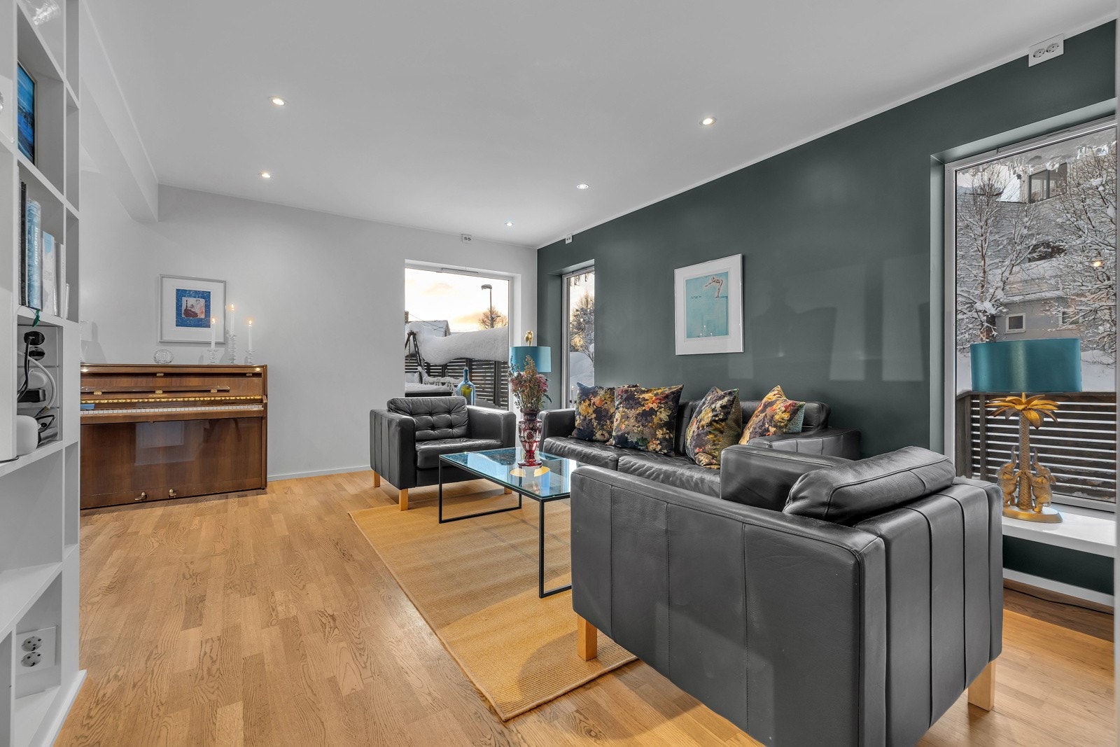 Daglistua er trukket mot sør i bygget, noe som gir fint lysinnslipp. Herfra er det utgang til stor sørvendt veranda med gode solforhold Galleribilde