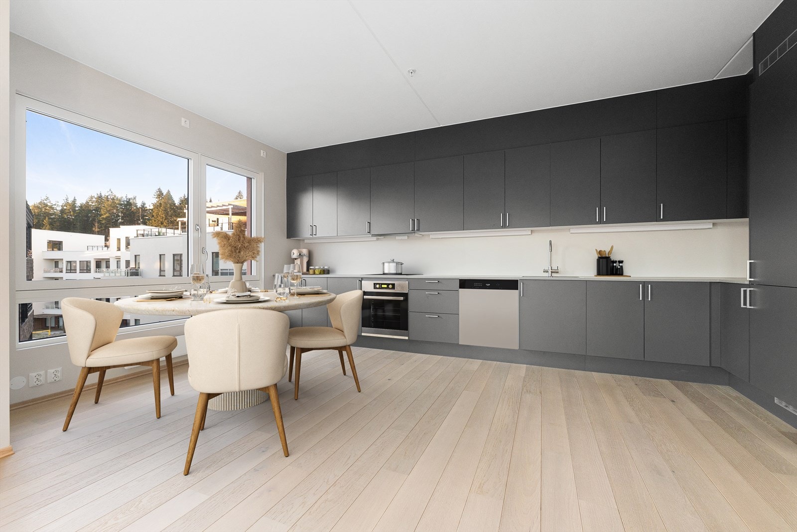 Moderne kjøkken klargjort for integreringshvitevarer tilpasset deres behov. Galleribilde