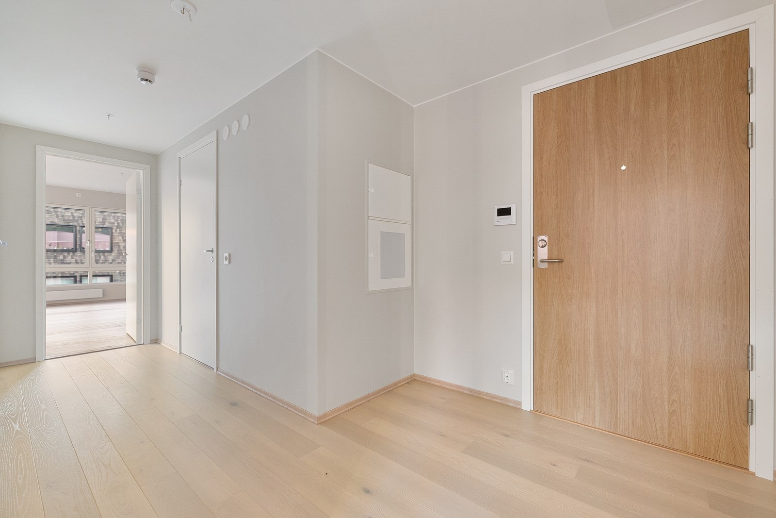 Hyggelig entré med god plass til garderobeløsning eller oppbevaringsmøbler. Galleribilde