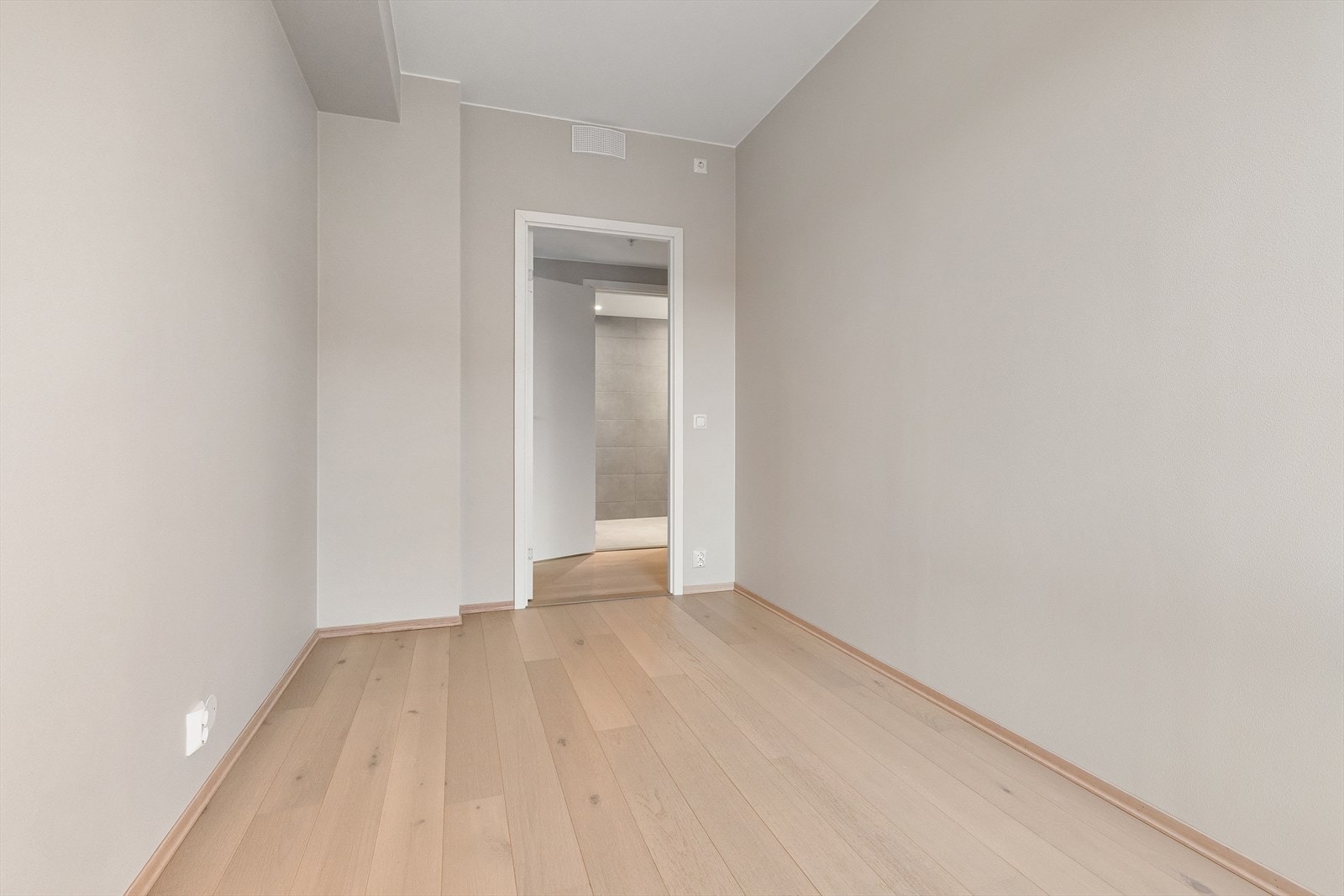 Sov 3: Plass til seng, nattbord og garderobe. Galleribilde