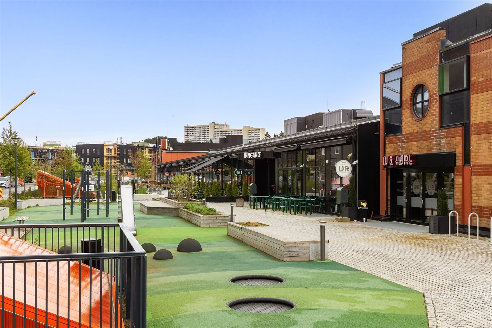 Triaden Lørenskog Storsenter ligger kun en kort spasertur unna, med et bredt utvalg av butikker, spisesteder og tjenester. Galleribilde