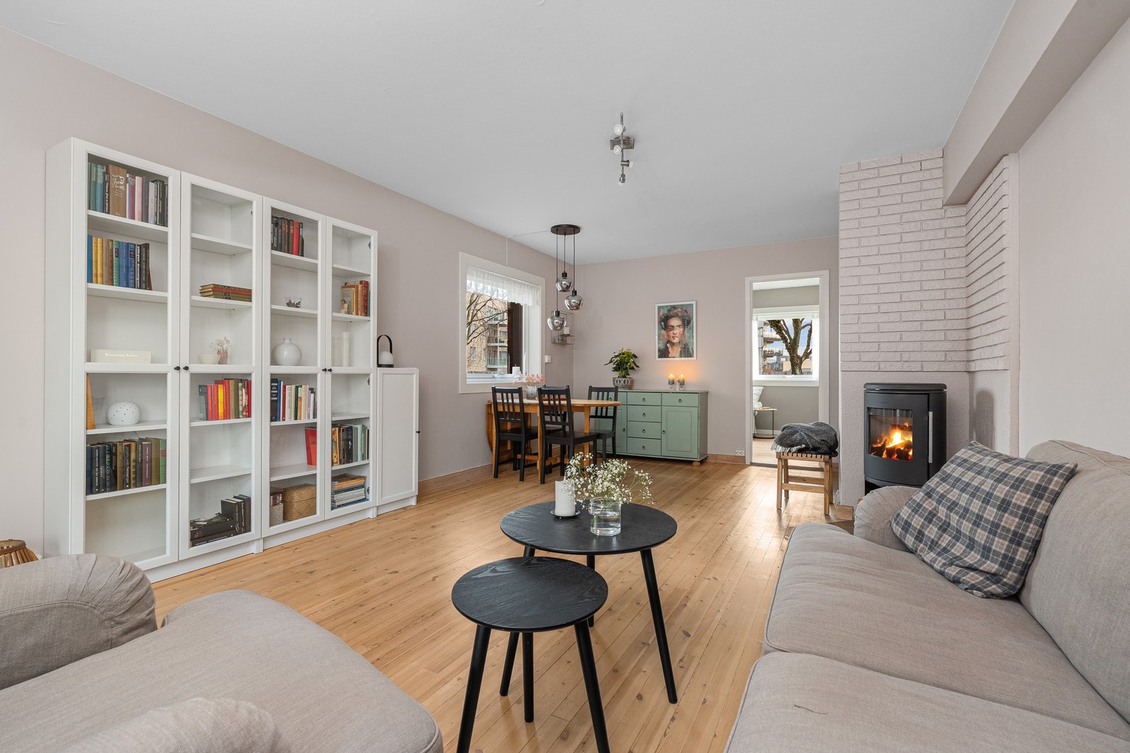 Stuen oppleves lys og romslig med en fin beigefarge som harmonerer godt i rommet. Peisen sørger for lun varme på kaldere dager. Galleribilde