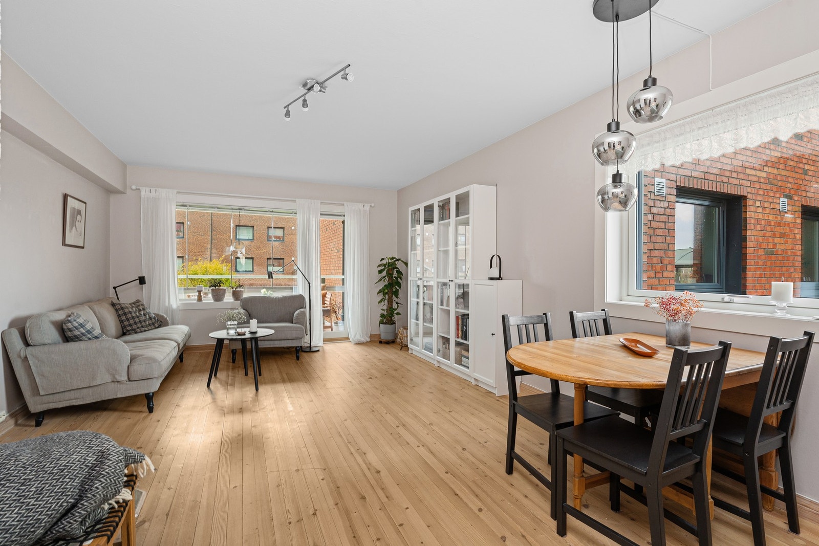 Stuen er romslig og flott opplyst med store vindusflater som gir rikelig med naturlig lys. Siden dette er en endeleilighet i denne oppgangen så får du også inn lys fra vinduet på kortsiden. Galleribilde