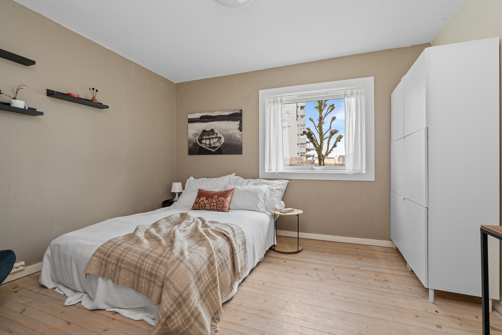 Leiligheten har to romslige soverom. Det ene soverommet har adkomst fra stuen og er malt i en lys beigefarge. Galleribilde