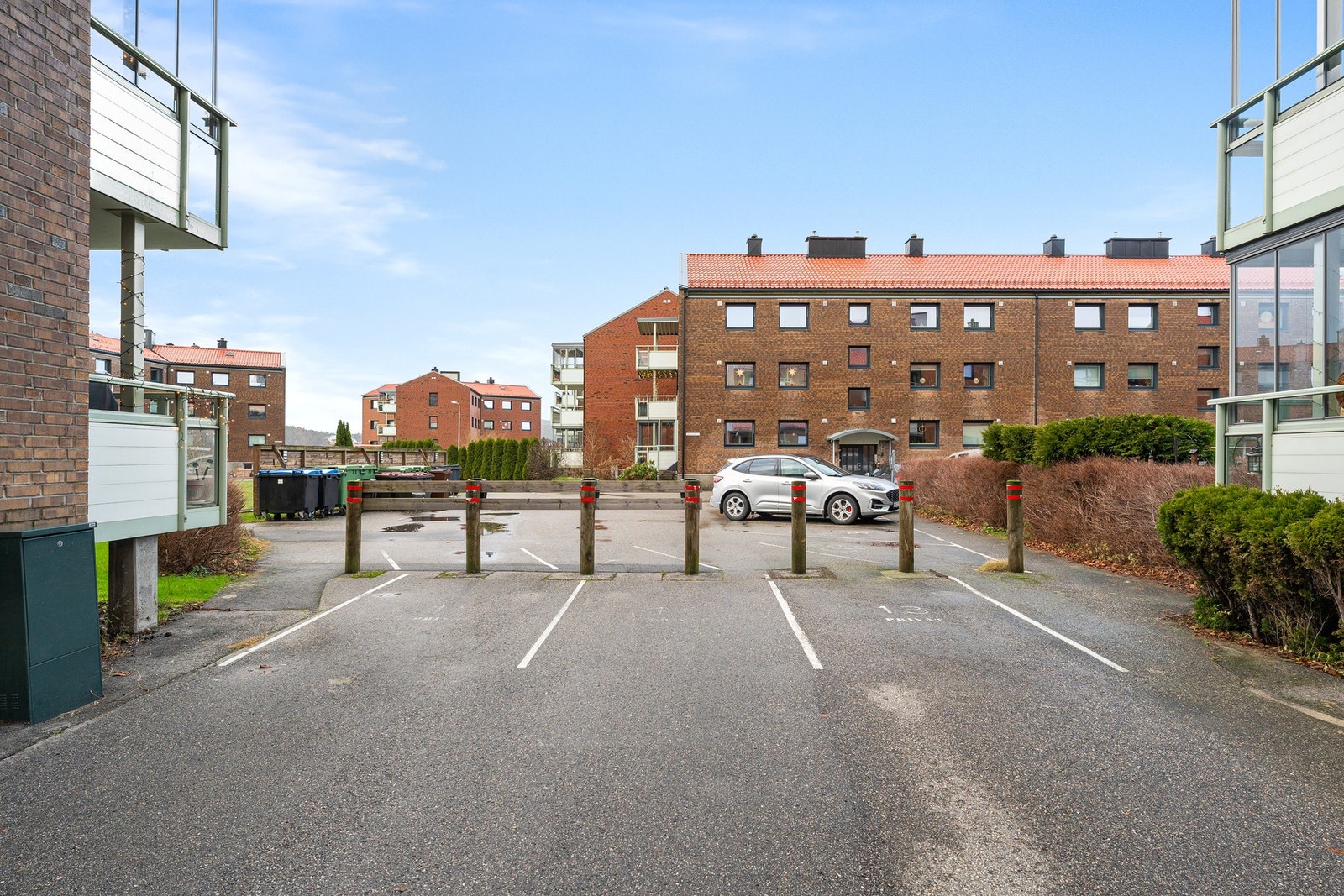 Det medfølger en fast p.plass til hver leilighet. Det er også tilrettelagt for ladning av el-bil for beboerne i borettslaget. Galleribilde