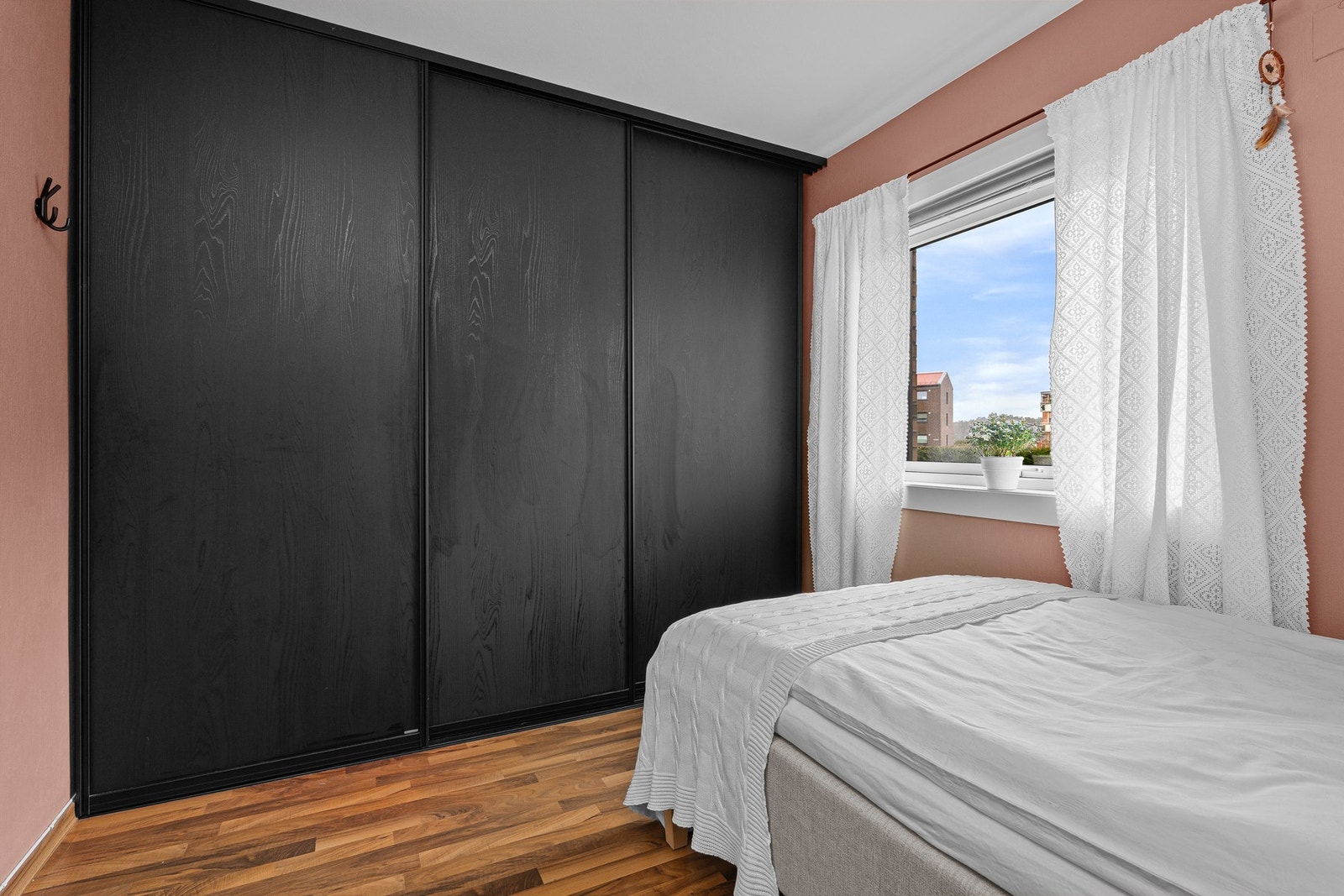 Her er det gode oppbevaringsmuligheter i garderobeskap. Galleribilde