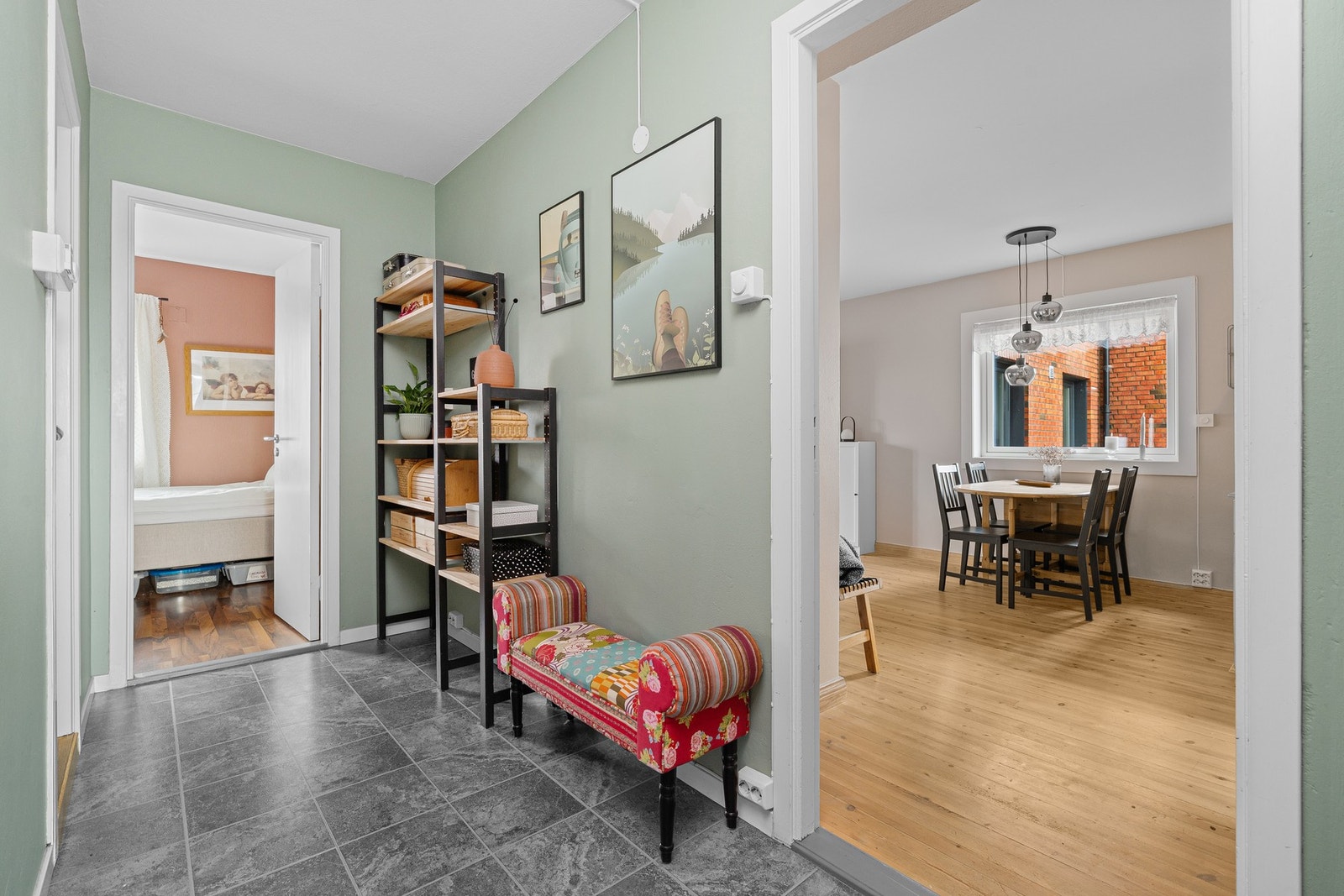 Leiligheten har en hyggelig entre med god plass til å henge fra seg yttertøy og sko. Galleribilde