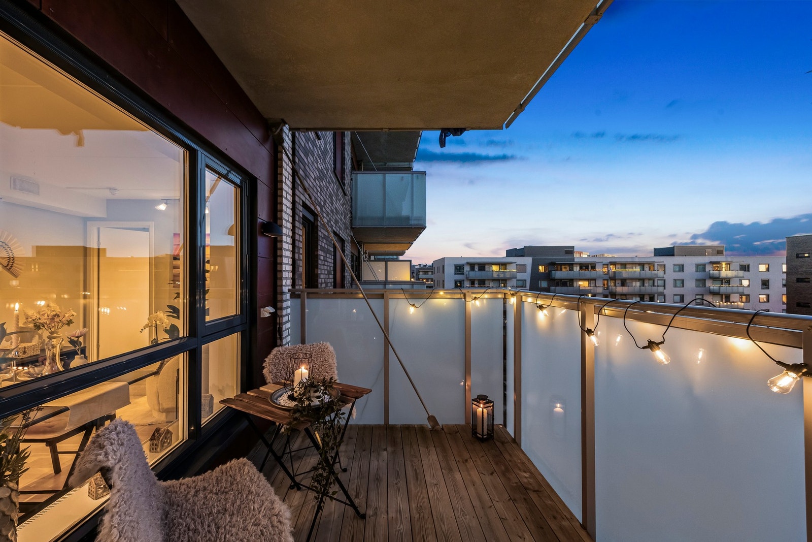 Flott uteplass på dagen som på kvelden Galleribilde