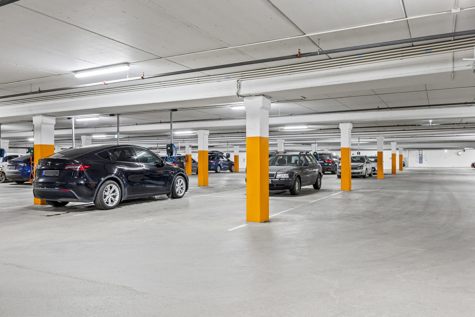 Garasjeanlegg under blokka. P-plass kan kjøpes / leies av øvrige beboere Galleribilde