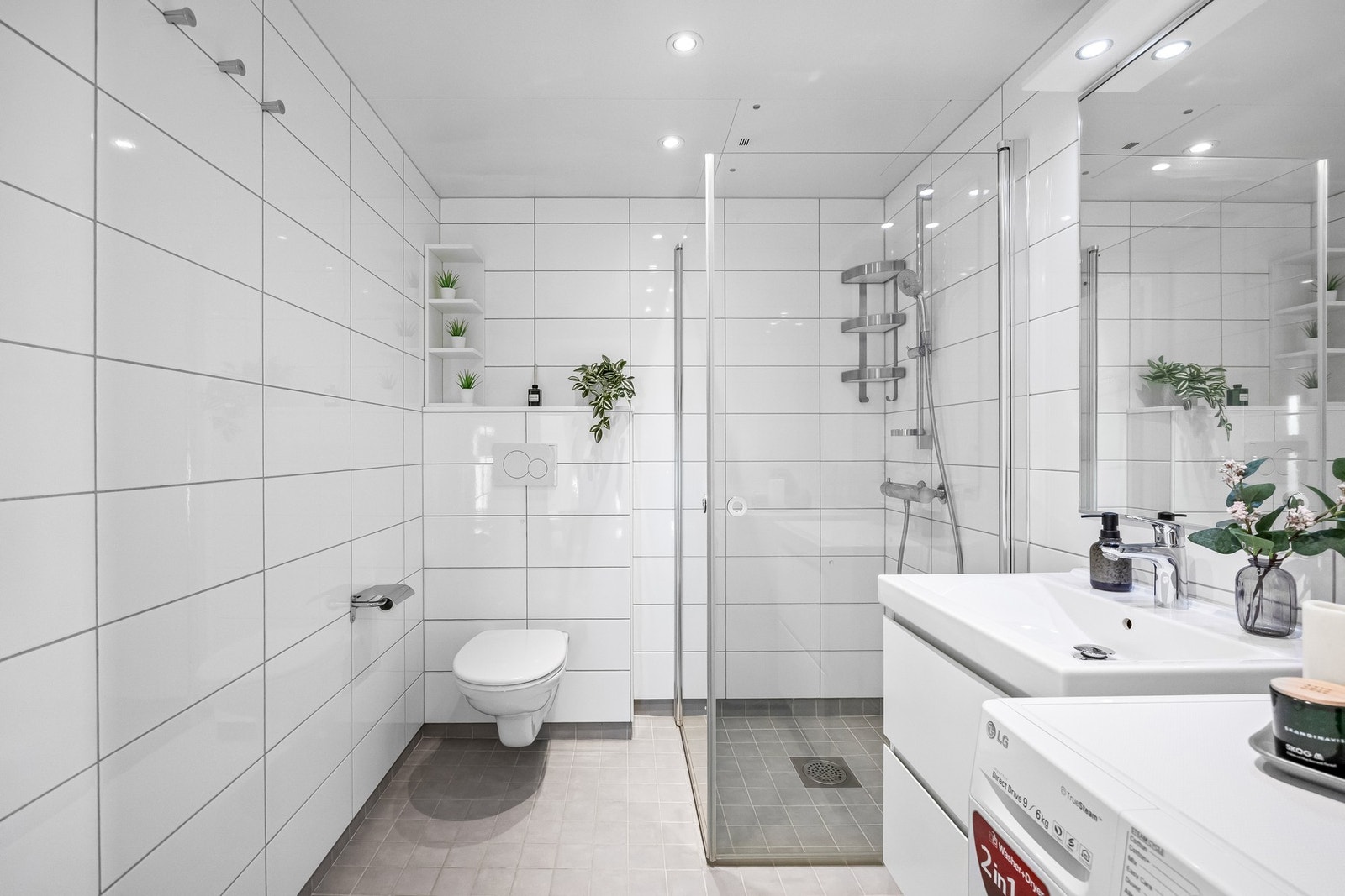 Pent og tidløst flisvalg, dusjhjørne av god størrelse med rette foldbare glassdører Galleribilde