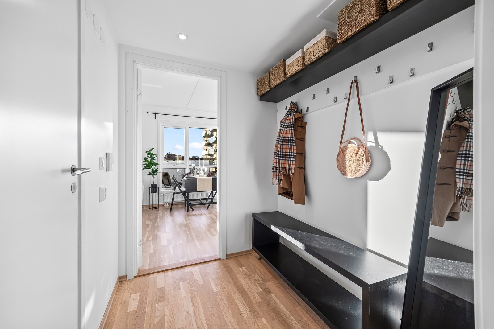 Kun 3-stavs parkett, matchende gulvlister og glate malte veggflater Galleribilde