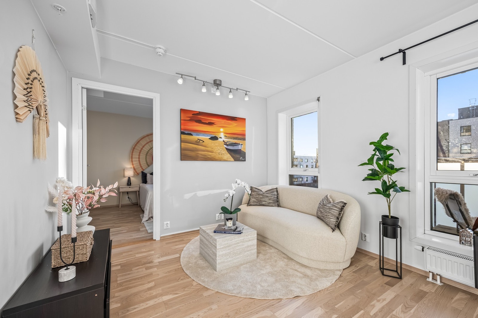 Det er plass til hjørnesofa, sofabord og TV på vegg ovenfor Galleribilde