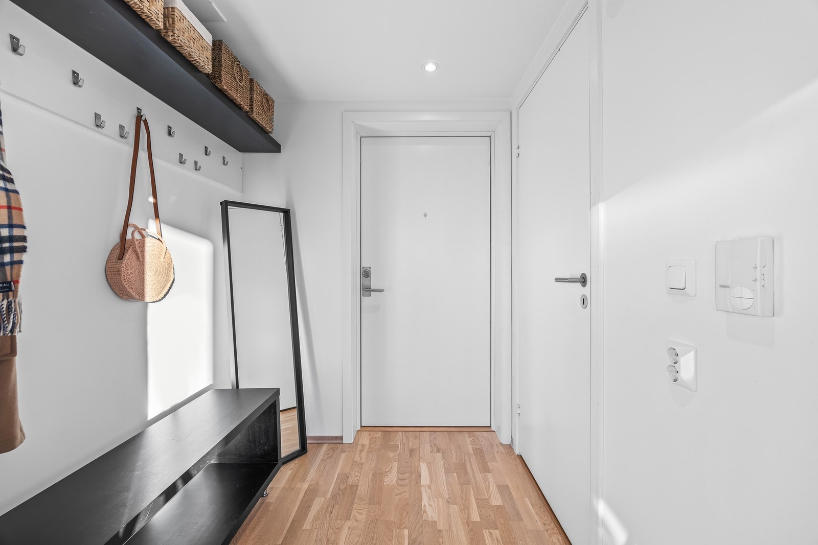 Lys og fin entré med downlights og garderobeplass Galleribilde