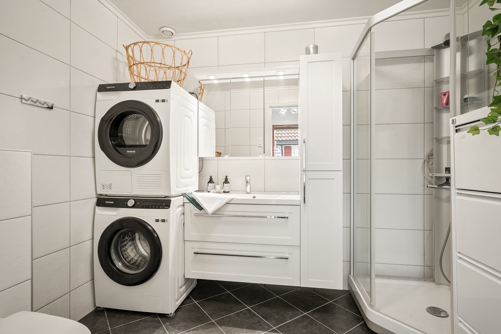 Bad/vaskerom, oppgradert i 2011, med tilgang fra entre Galleribilde