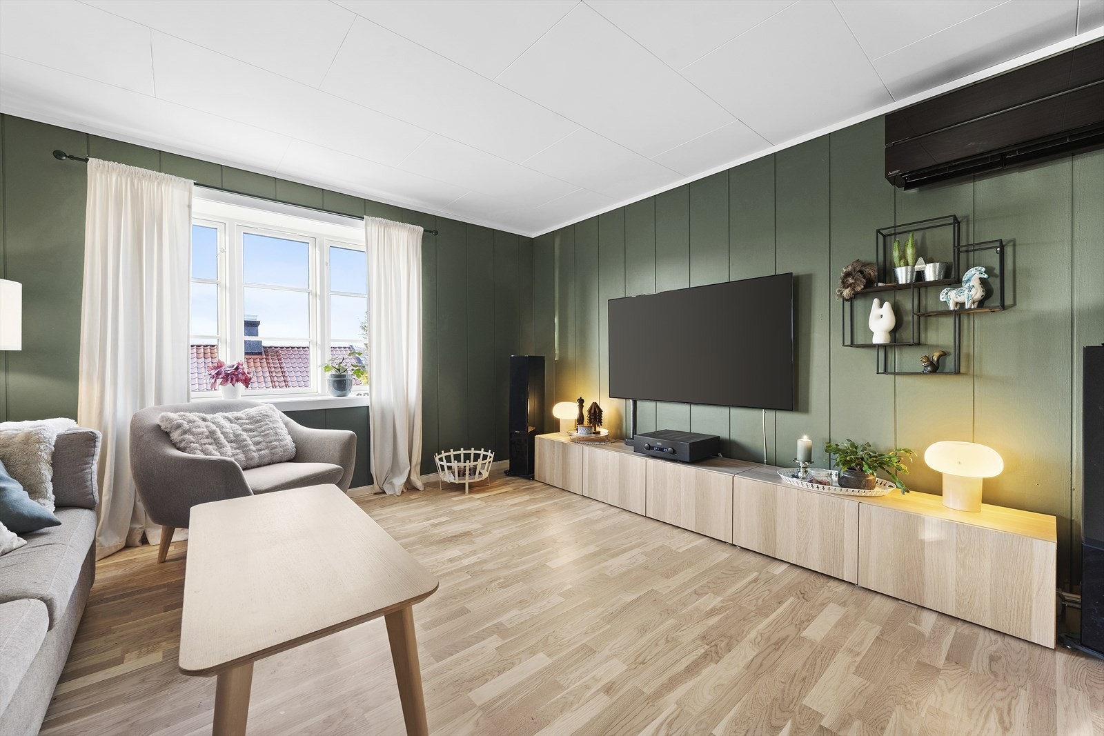 Videre inn i hoveddel får vi stue med varmepumpe (2021) Galleribilde