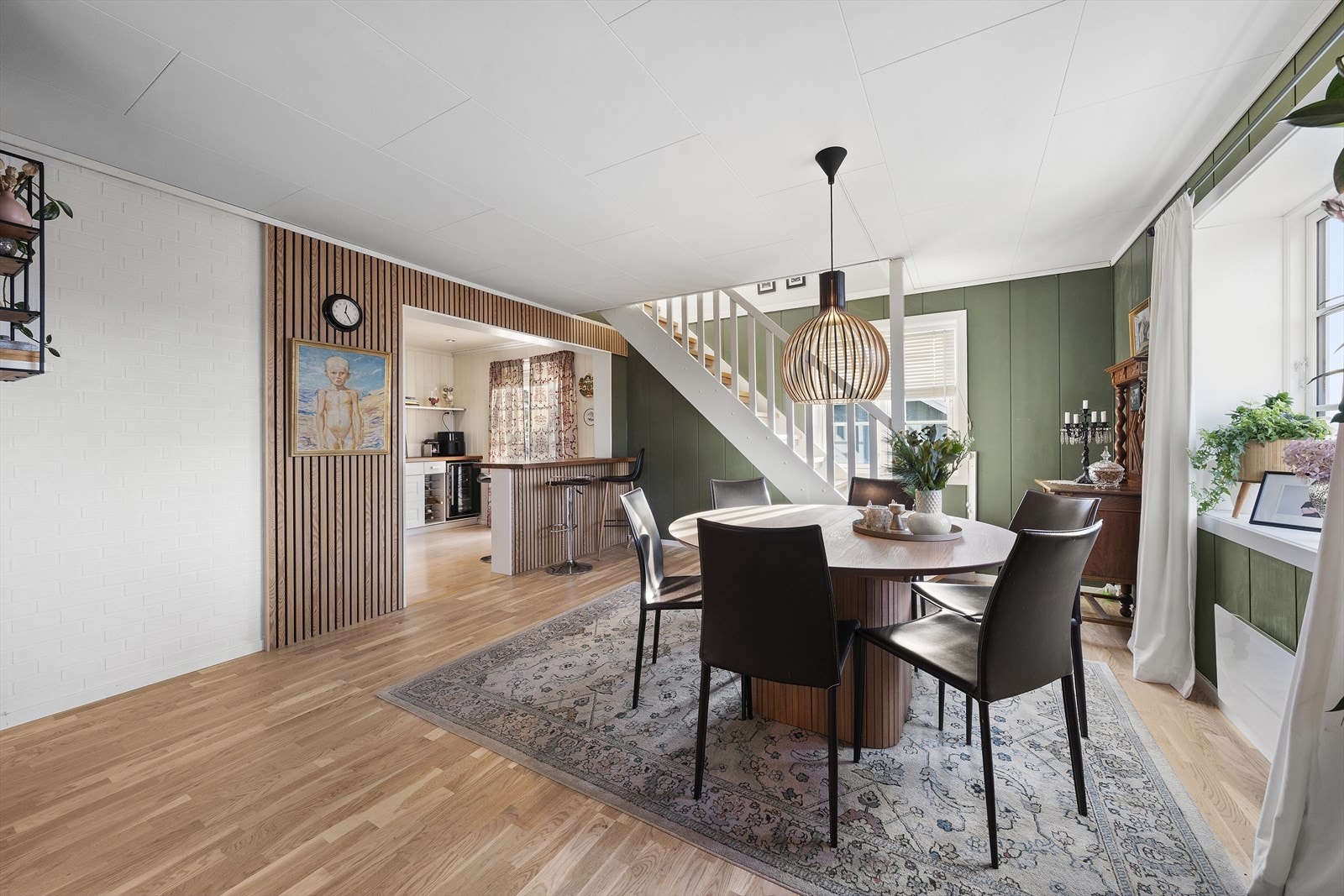 Praktisk barløsning mellom spisestue og kjøkken Galleribilde