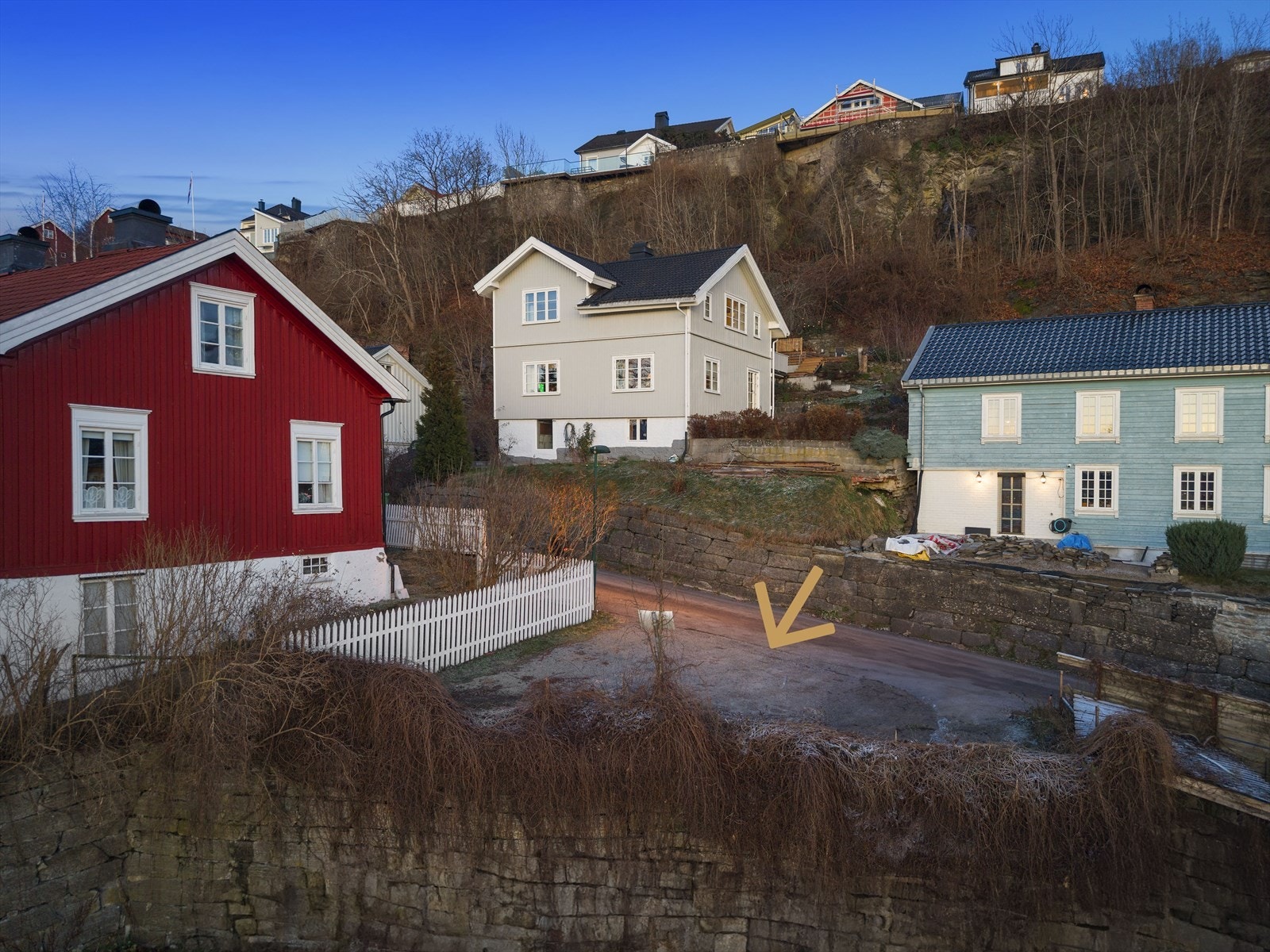 Eiendommen disponerer 2 av 3 parkeringsplasser Galleribilde