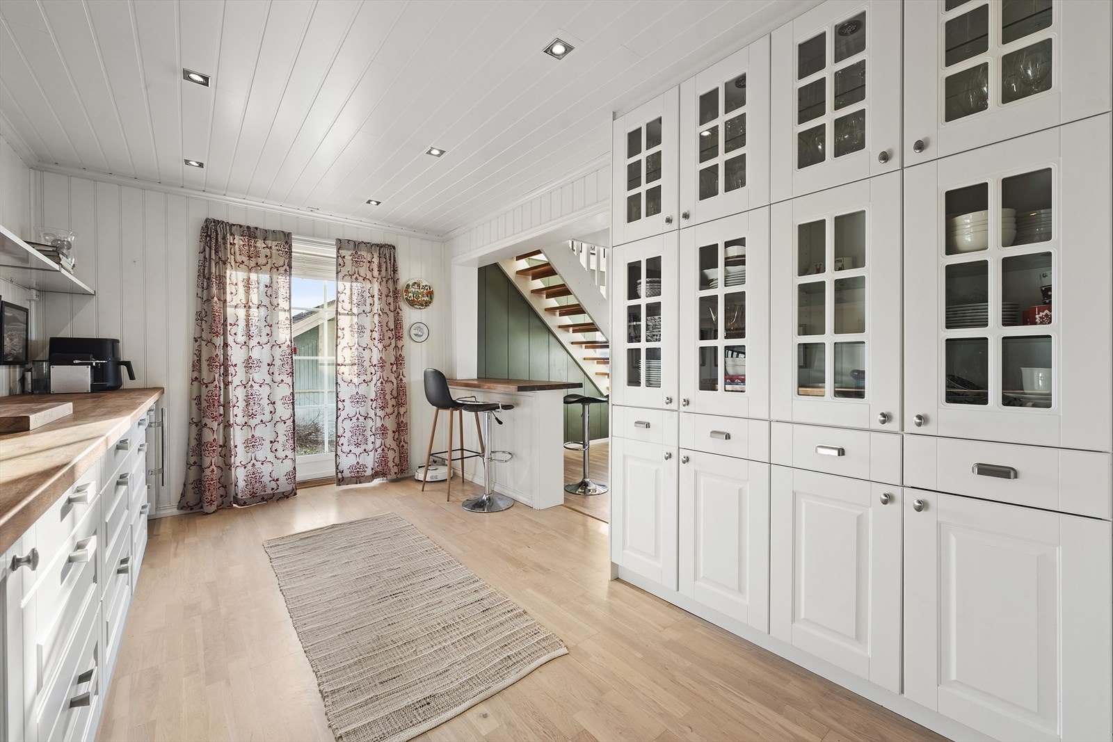 Kjøkken (2013) med særs god skap- og benkeplass Galleribilde