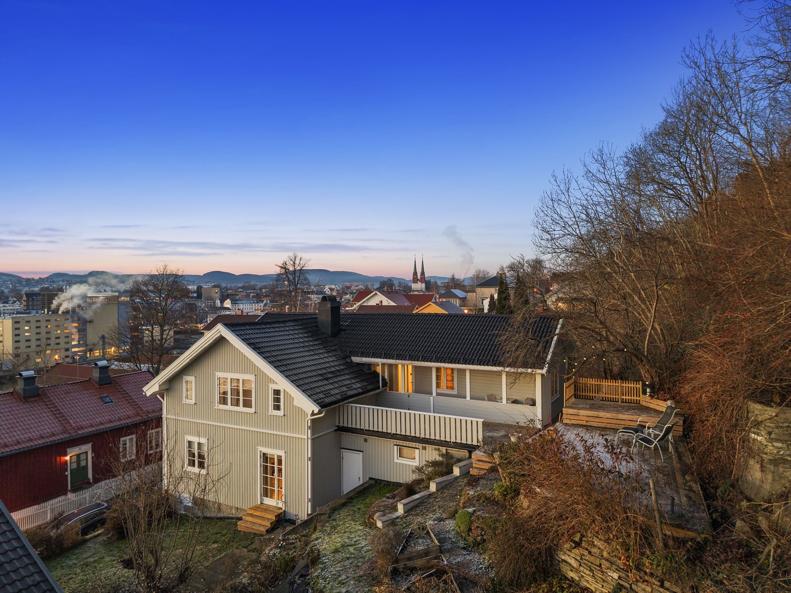 Store deler av boligen har nye vinduer og kledning, samt takfornying - 2024 Galleribilde