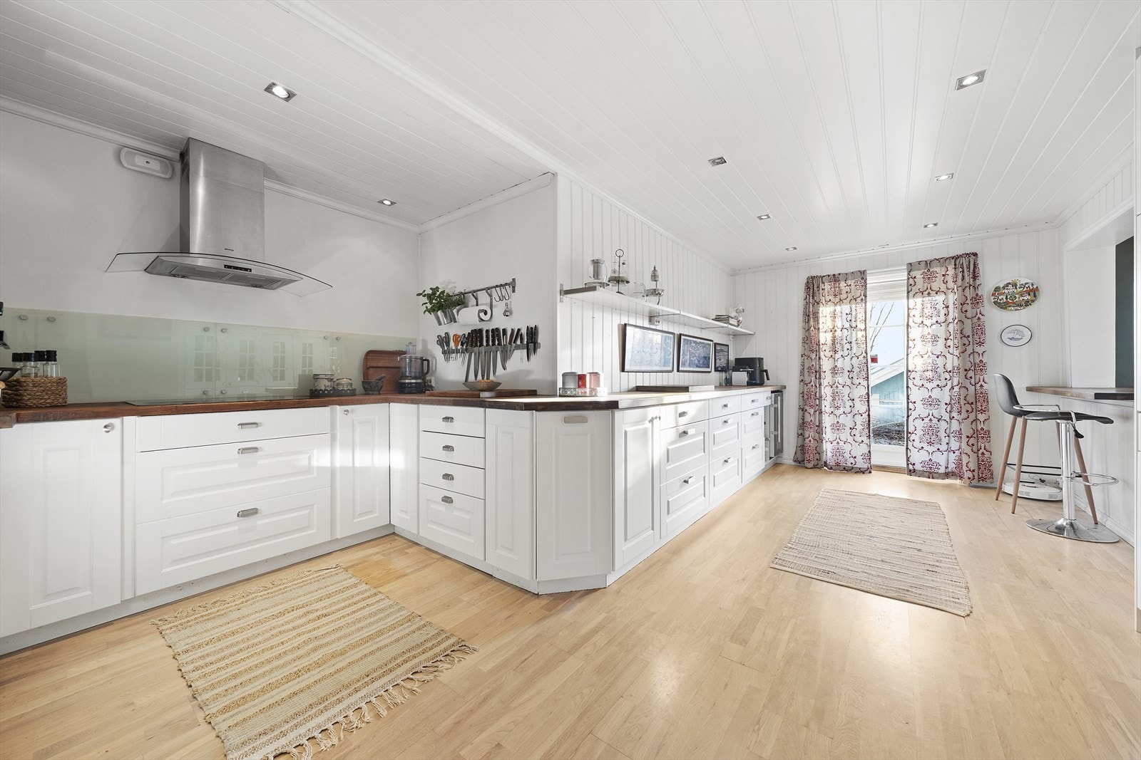 Fra kjøkken er det utgang til hage Galleribilde