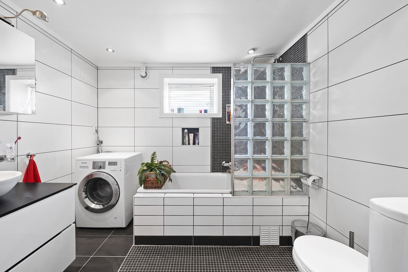 Flislagt bad/vaskerom (2013) med varmekabler og dusj/badekar Galleribilde