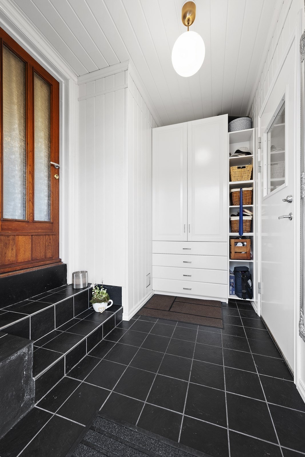 Velkommen inn - hybel til venstre og hoveddel til høyre. Varmekabler Galleribilde