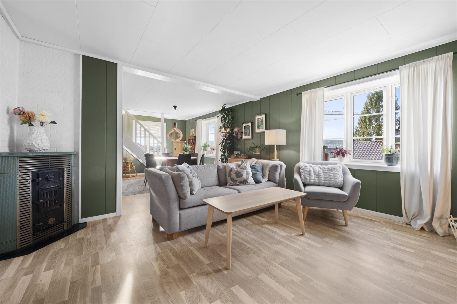 Romslig stue med vedovn Galleribilde