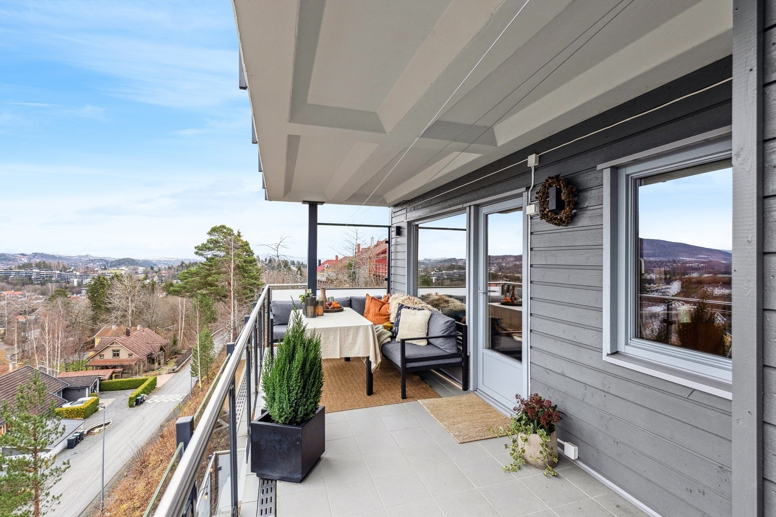 Romslig og flott balkong på ca. 15 kvm. Galleribilde