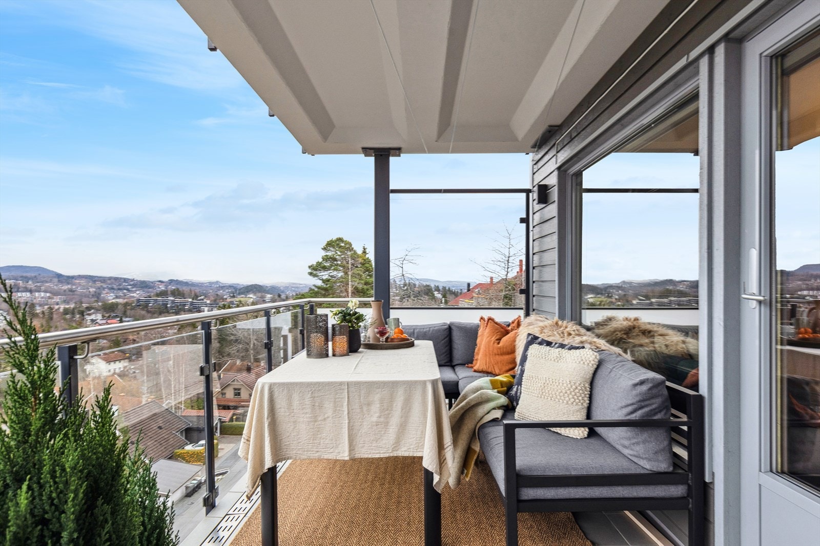 Balkongen er overbygget og har et areal på ca. 15 kvm. Galleribilde