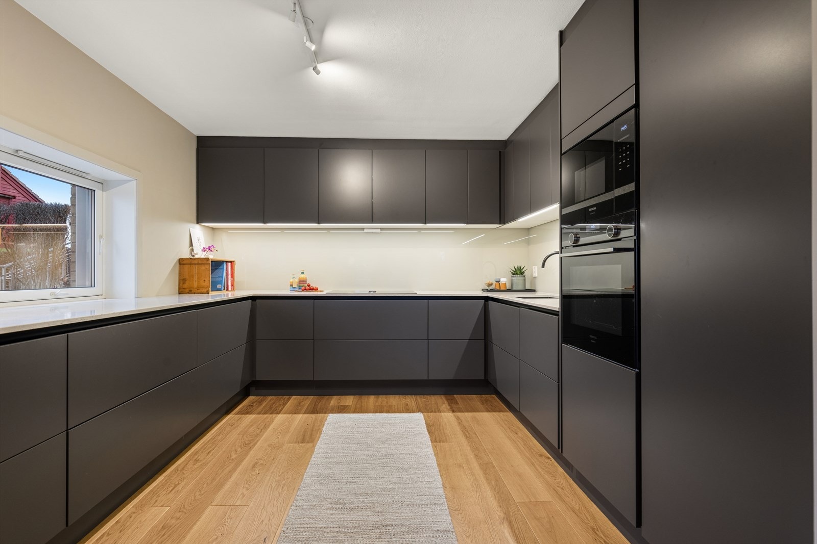 Moderne kjøkkeninnredning fra HTH med god skap- og benkeplass. Galleribilde