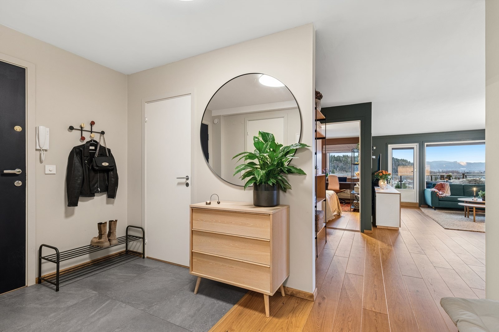 Hyggelig entré med flislagt gulv. Galleribilde