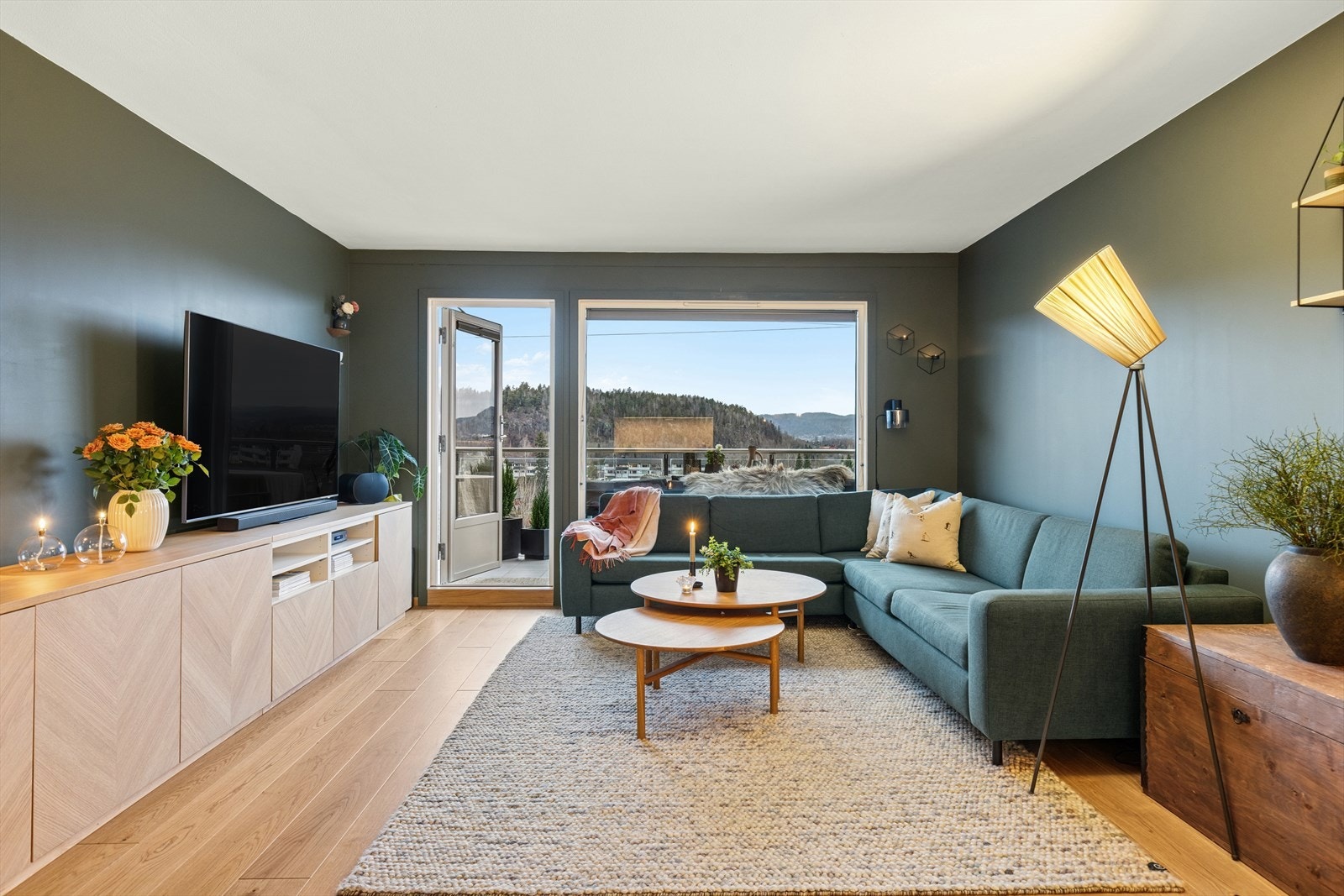 Praktisk planløsning som inneholder entré, stue, kjøkken, bad, to soverom og to innvendige boder. Galleribilde