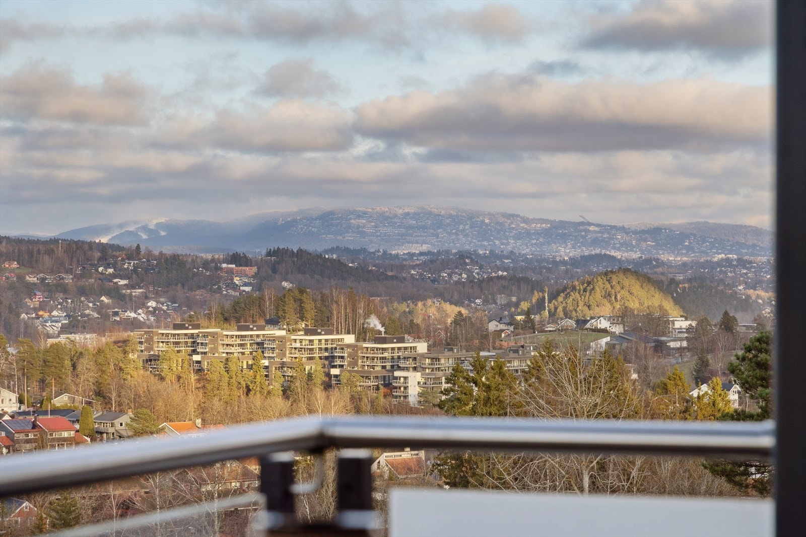 Her kan du nyte utsikten året rundt - med vakker utsikt mot Lommedalen, Kålsåstoppen, Holemkollen, Tanumskogen og Skaugumåsen. Galleribilde