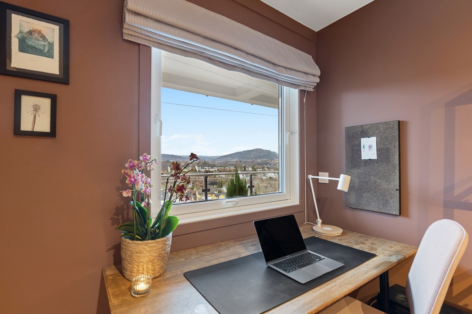 Perfekt plass for hjemmekontor. Soverommet vender mot stille og rolige omgivelser. Galleribilde