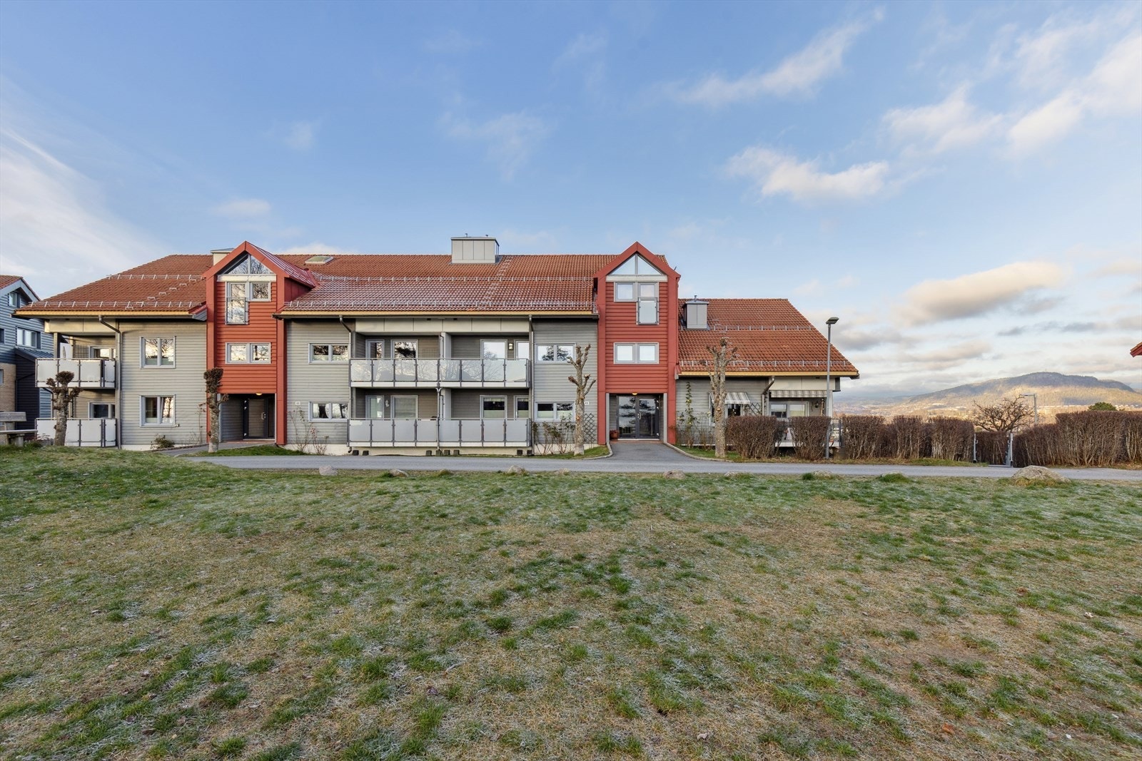 Eiendommen ligger i et barnevennlig boligområde med nærhet til flere barnehager og skoler, samt enkel tilgang til offentlig transport med kort gangavstand til Slependen stasjon. Galleribilde