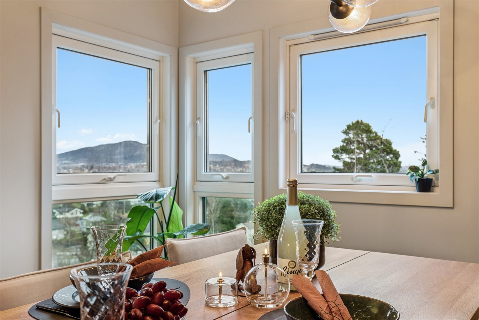 Fantastisk utsikt mot Lommedalen, Kålsåstoppen og Holemkollen fra spisestue. Galleribilde