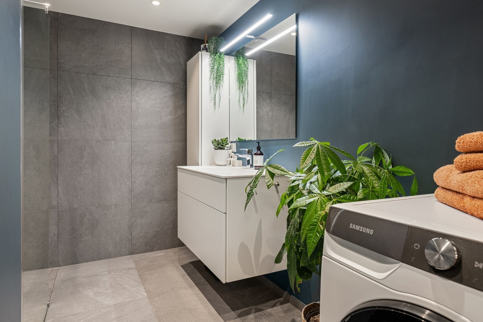 Moderne baderom fra 2020 med gulvvarme og opplegg for vaskemaskin. Galleribilde