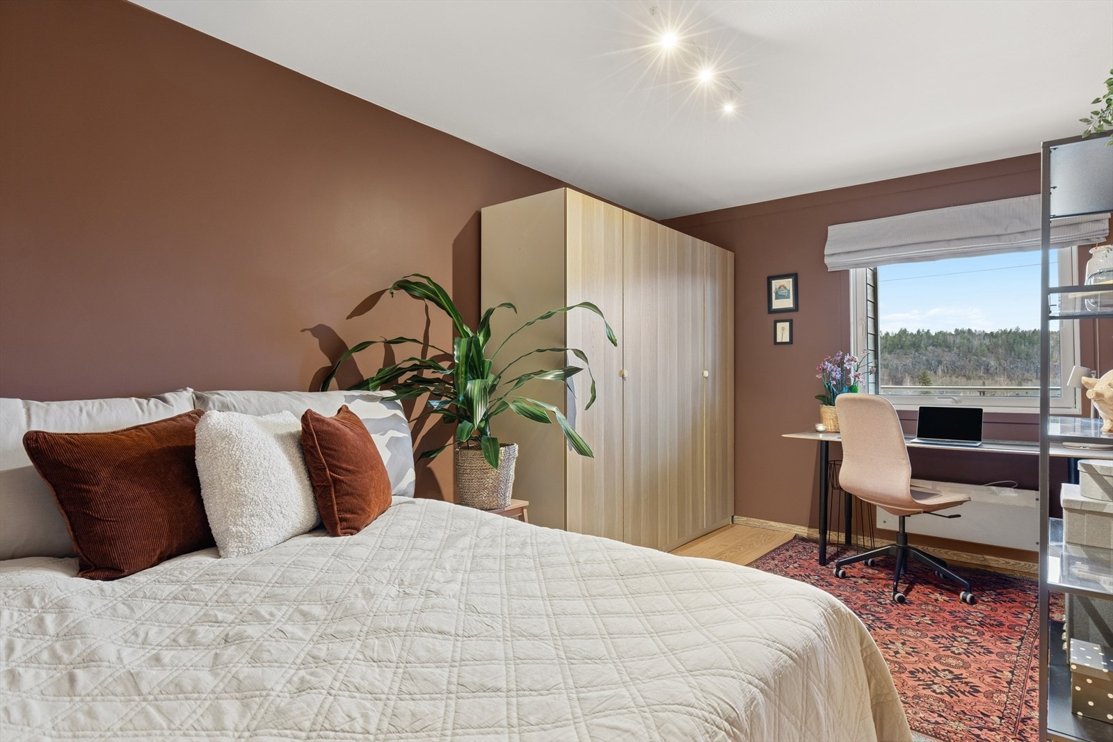 Romslig soverom med god plass til dobbeltseng, garderobe og skrivebord. Galleribilde