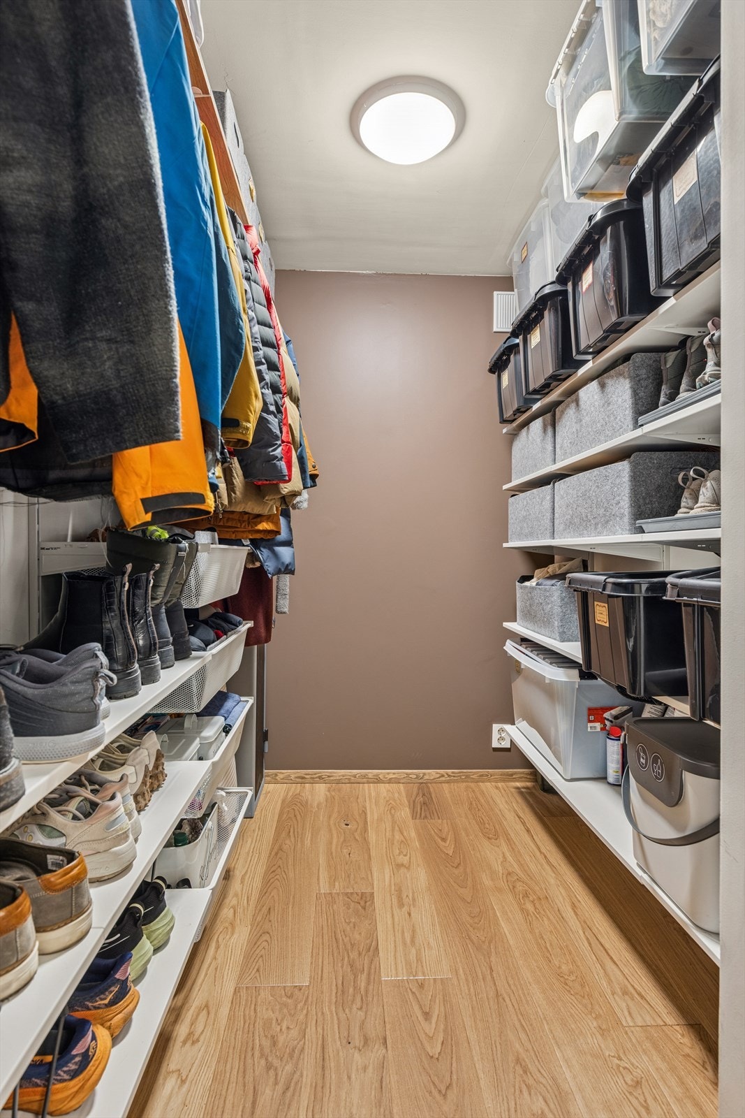 Leiligheten har to innvendige boder, samt en bod på balkongen. Galleribilde