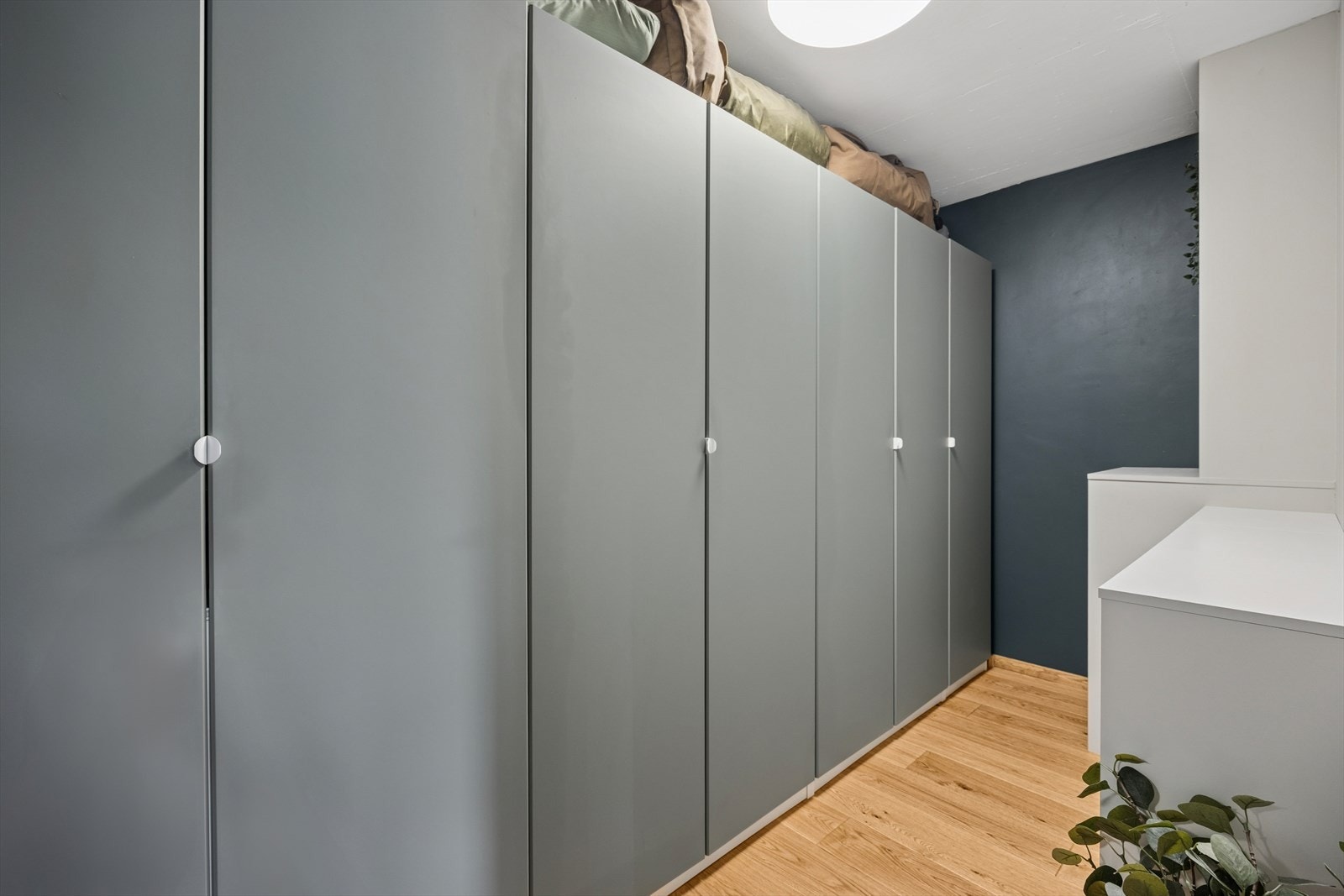 Her er det rikelig med oppbevaringsplass. Galleribilde