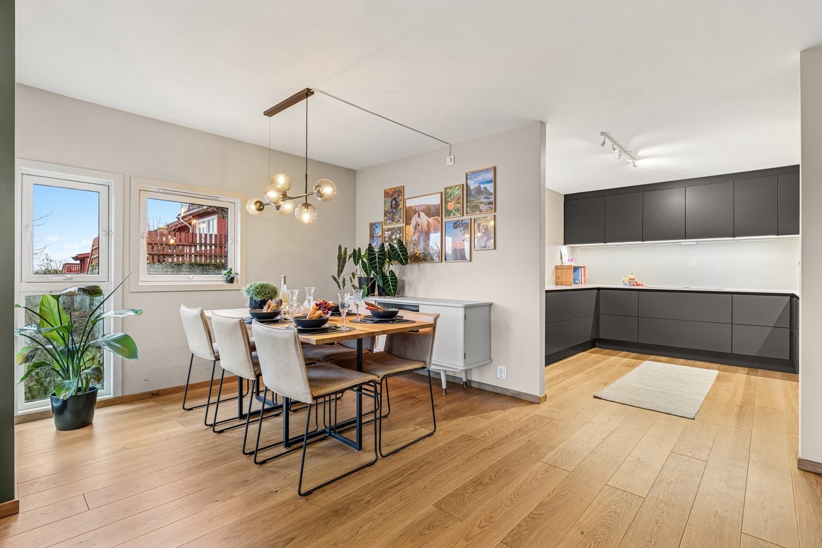 Hyggelig spiseplass i tilknytning til kjøkkenet. Galleribilde