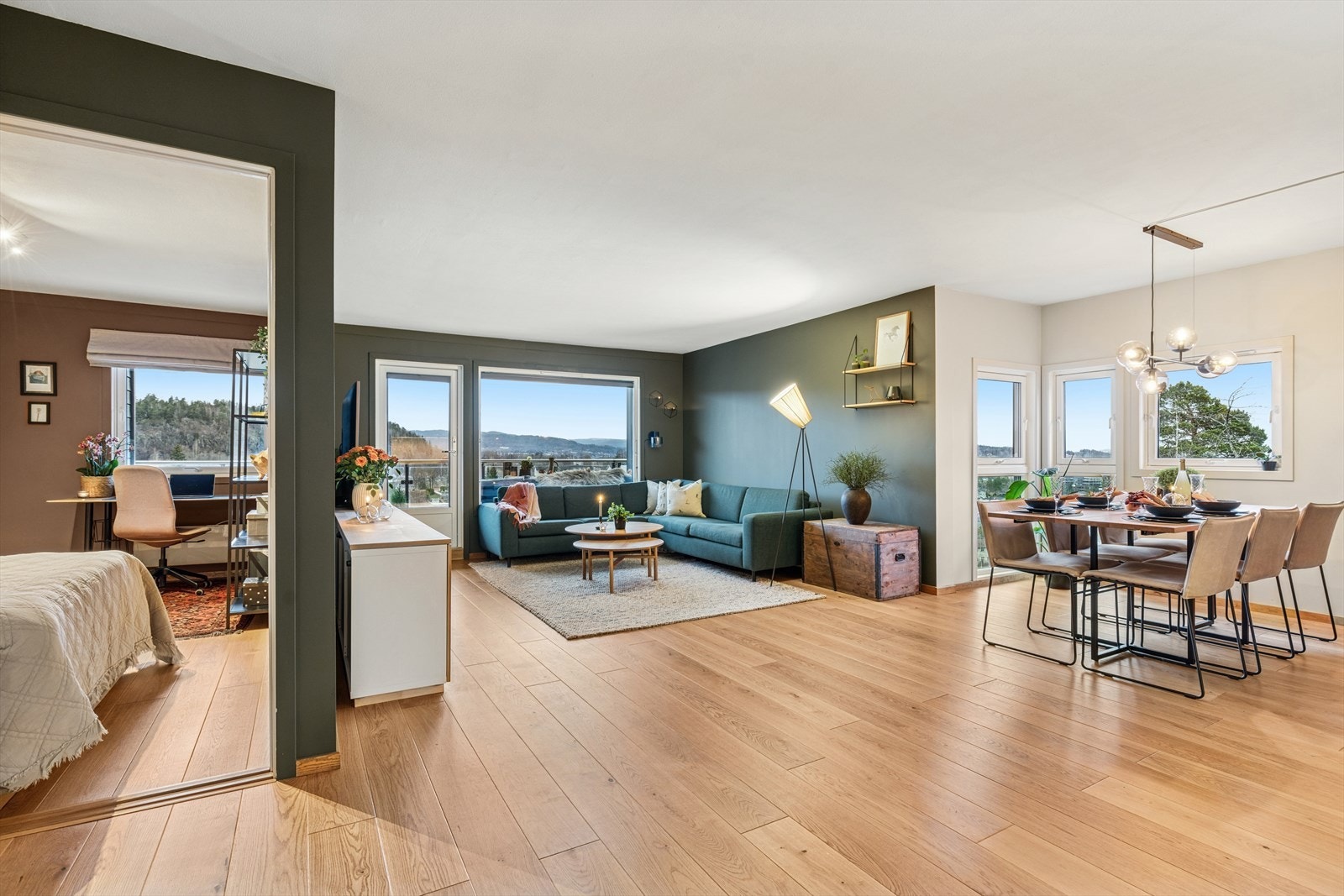 Lys og moderne 3-roms selveierleilighet beliggende på et høydedrag med vidstrakt utsikt og gode solforhold. Galleribilde