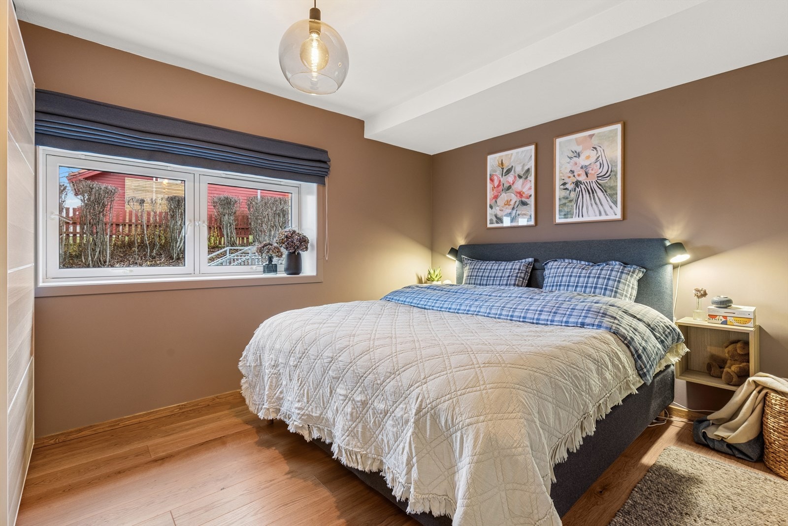 Soverom 2 med god plass til dobbeltseng, nattbord og skyvedørsgardeorbe. Galleribilde