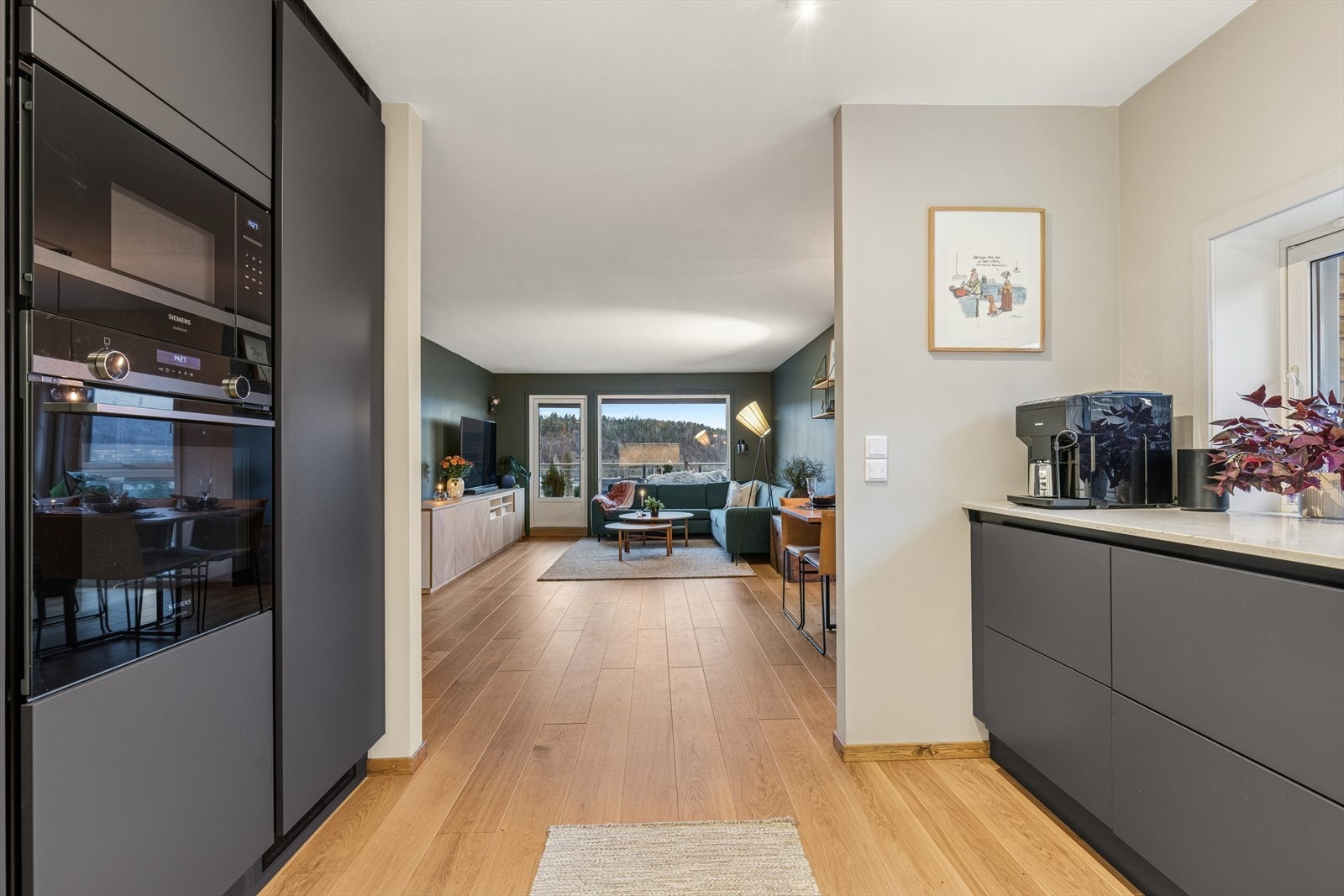 Kjøkkenet er utstyrt med integrerte hvitevarer fra Siemens og benkeplate i kompositt. Galleribilde