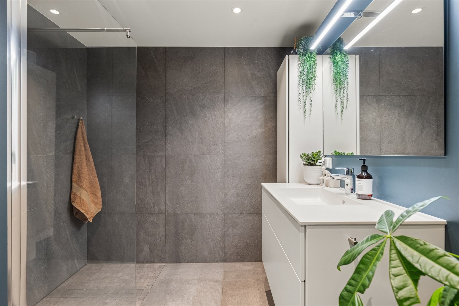 Baderommet er pusset opp etter dagens standard. Dokumentasjon foreligger. Galleribilde