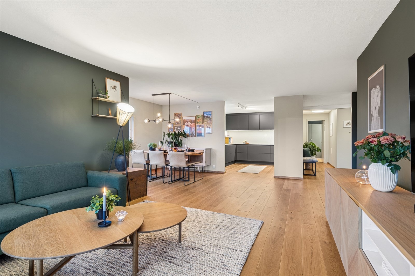 Stuen er lys og romslig med store vindusflater og gode møbleringsmuligheter. Galleribilde