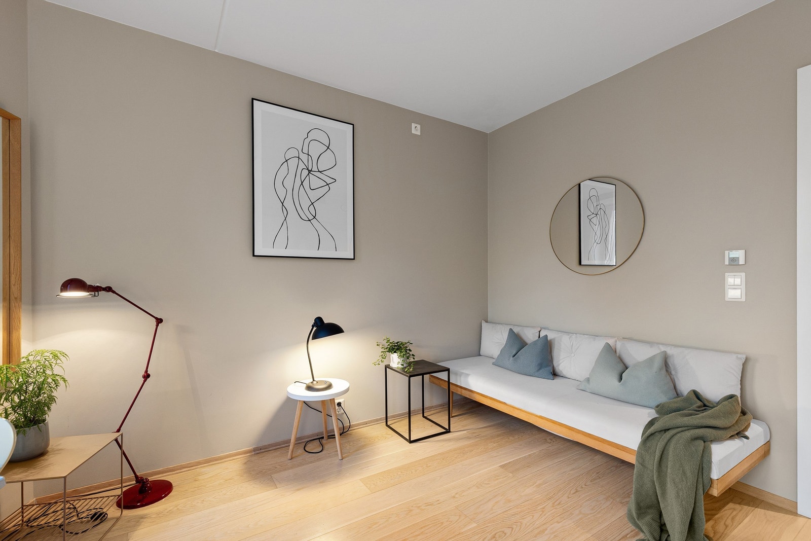 Stuen er holdt i lyse, beige toner som står godt til det lyse parkettgulvet Galleribilde